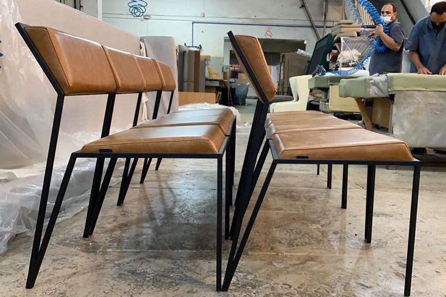 Uma sala de bilhar clássica com mesa de mogno e cadeiras de couro geradas  por ia